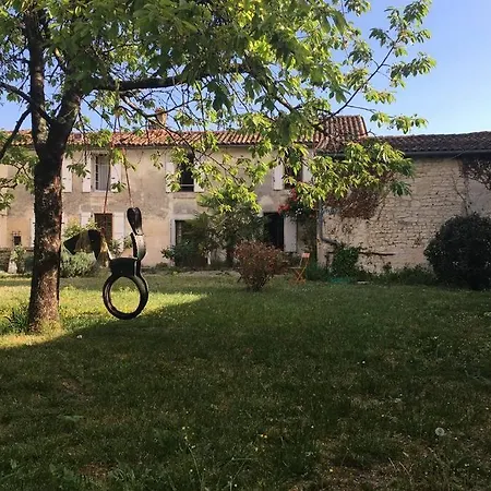 Maison De Ville Avec Jardin Au Coeur De Jarnac *